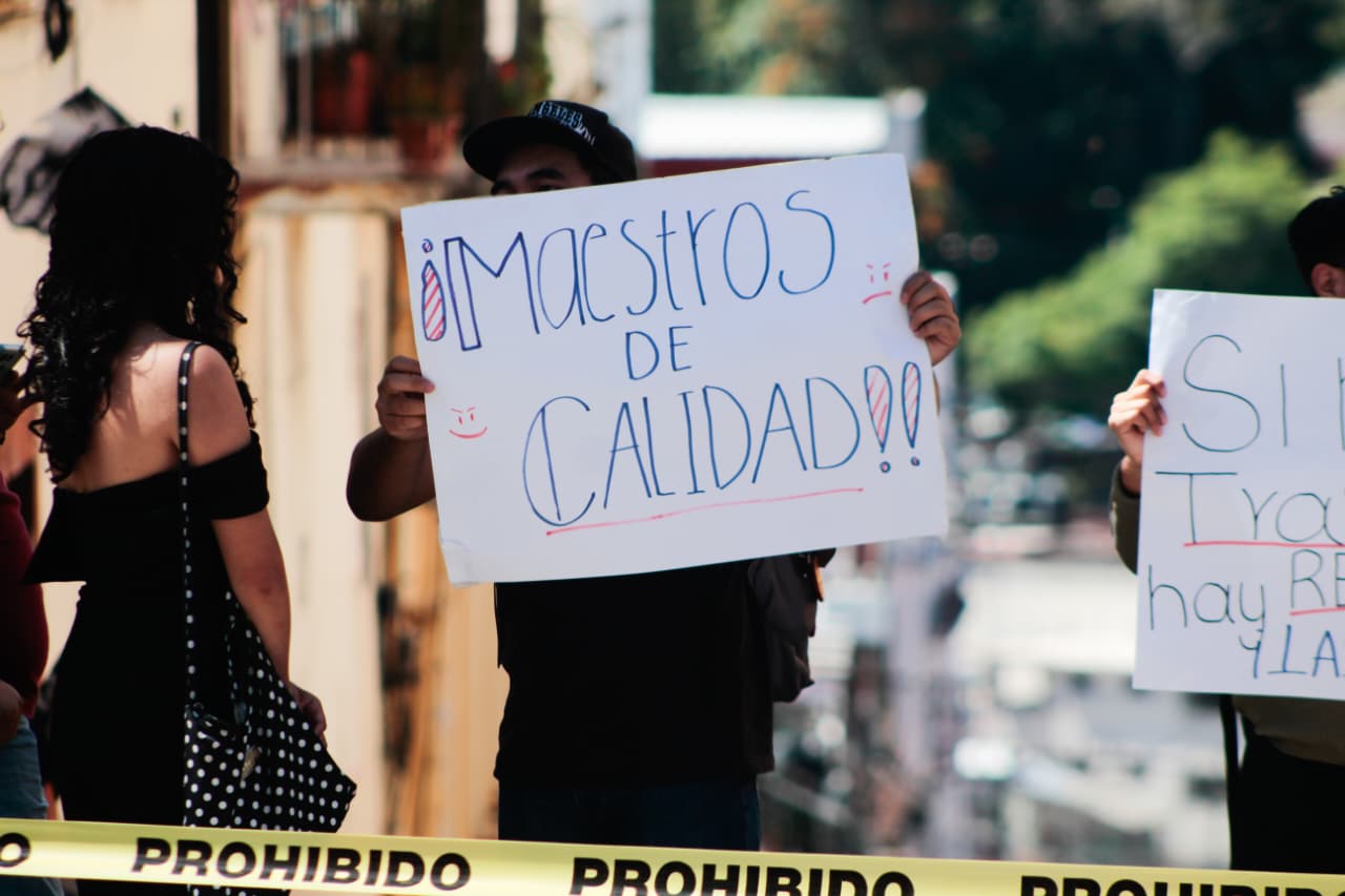 Estudiantes de la UVI mantienen toma de instalaciones y bloquean calle Sebastián Camacho